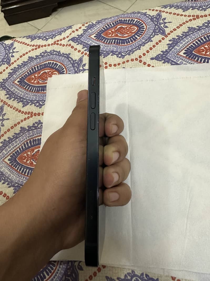 iPhone 13 4