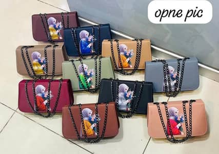 Girl's chain crossbody bagse.