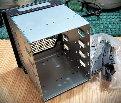 DEAL PRICE. . . LARGE HDD/SSD RACK 04 X 3.5INCHES SATA HARD-DRIVE TRAYS