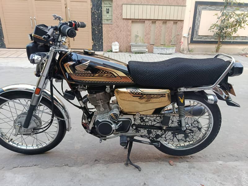 بہت کم استعمال کی ہے گھر سے اکیڈمی اکیڈمی سے اگر صاف ستھری ہے 5