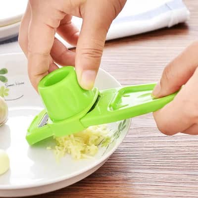 Garlic Mincer and Garlic Crusher - Easy Squeeze Clean Garlic Press,
