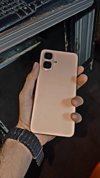 Infinix smart 10  condition 10 by 10 ram 4/64