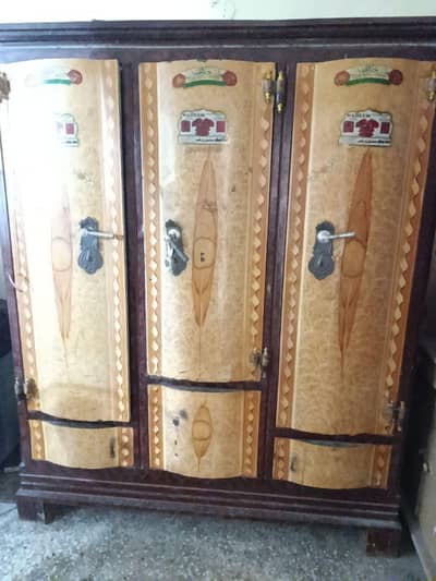 Full size metal 10/10 almari 3 doors