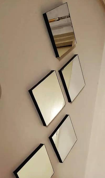 Decorative mirror set.