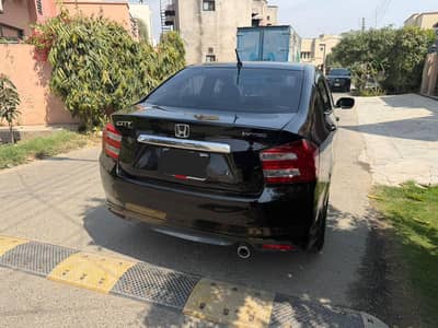 HONDA CITY 2016 IN IMMACULATE CONDITION LIKE NEW. . 70% GENUINE PAINT. HO