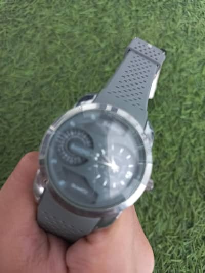 It is a watch It is a fashional and  good condition and quality