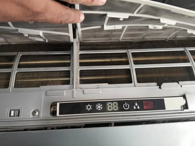 Gree inverter ac 1ton genuine condition 10by10 60k