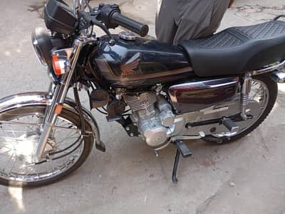 Honda 125 black clur 10/10 condition 1500 kilo meter chlai hai