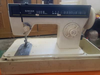 Singer 2405 Sewing Machine – Excellent Condition