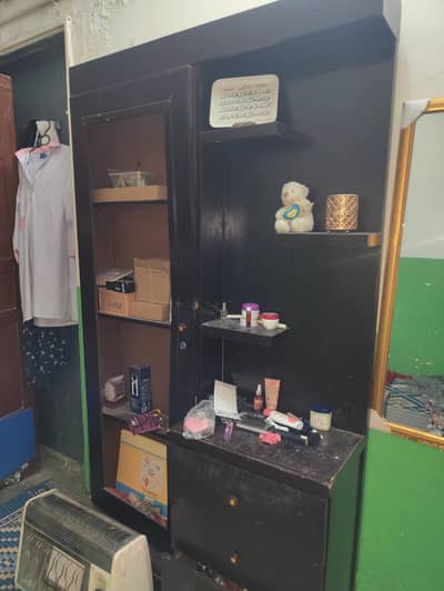 dressing and showcase