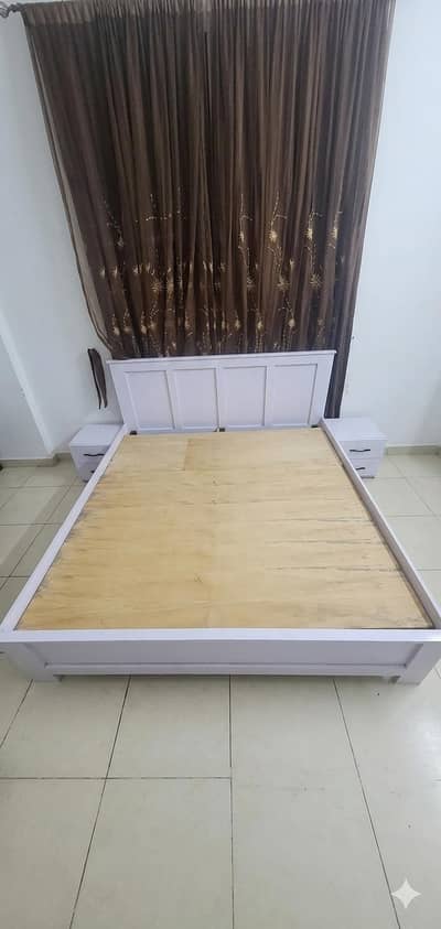 king bed wth 2 side tables