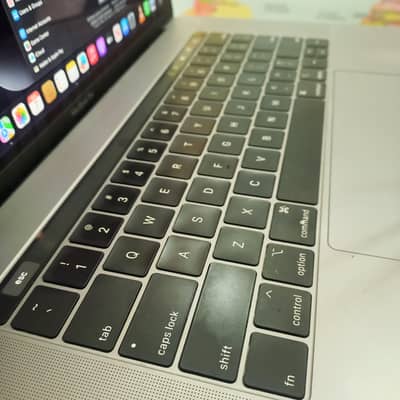 macbook 2017 15 inch i9 32 gb ram 512gb ssd touch bar