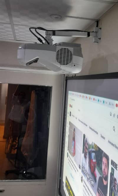 TOUCH BOARDS WITH ULTRA SHORT THROW PROJECTOR