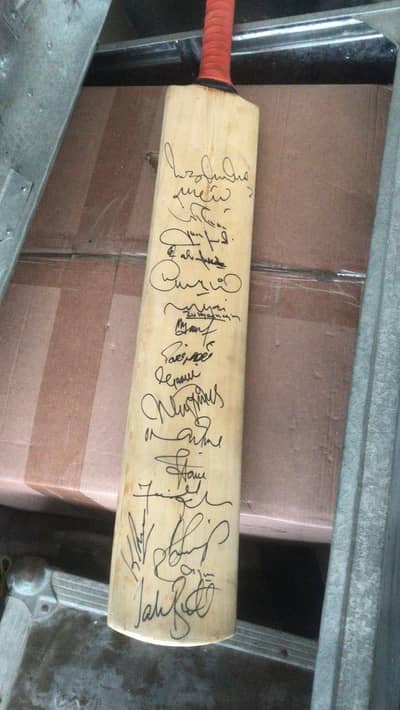 1999 World cup final players signed bat