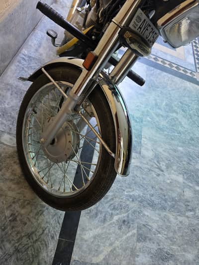 Gold and black 125 sellf start honda