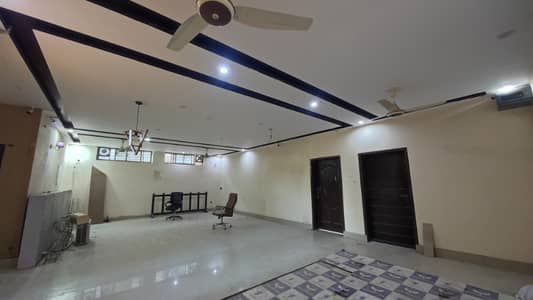 1 Kanal Office Available For Rent With Elevator