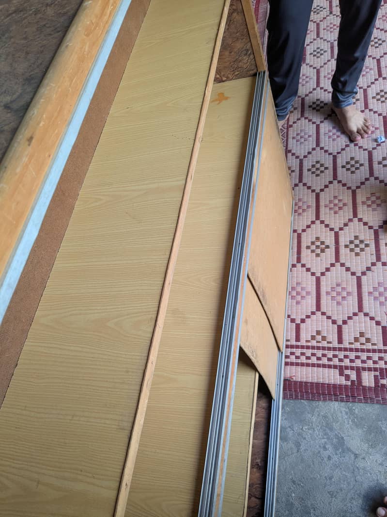 لکڑی کی مضبوط الماری / بک شیلف - سلائیڈنگ ڈورز کے ساتھ (بہترین حالت) 0