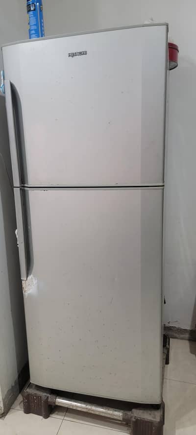 hitachi 9/10 condition fridge no frost