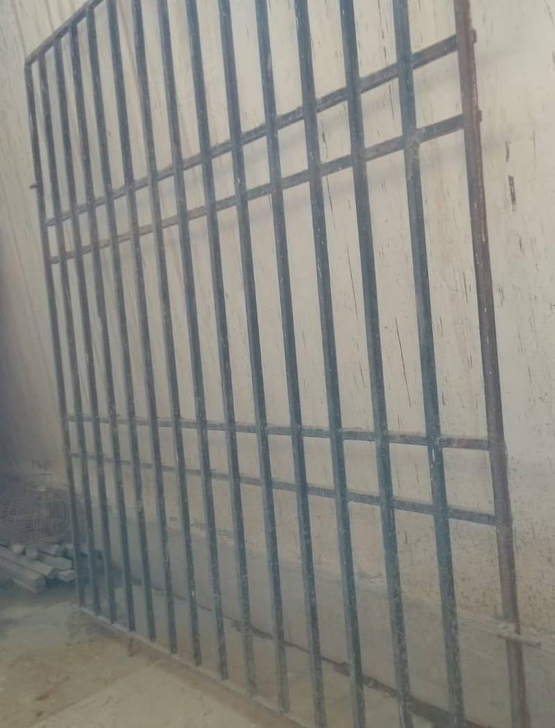 Iron Security Grill for Window کھڑکی کیلیئے لوہے کی گِرِل 1