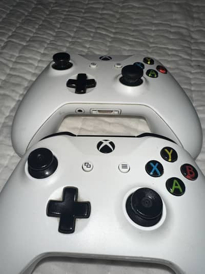 Xbox One S 500 GB Used. 2 Controllers
