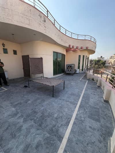 1 kinal uper purshin for rent in 3bad room TV lounge kichen with dring room giraj bajli pani gas available total tile floor