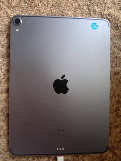 IPAD PRO 2018 256 GB HAI SIM WALA HAI 4 MONTH SIM WORK HAIi