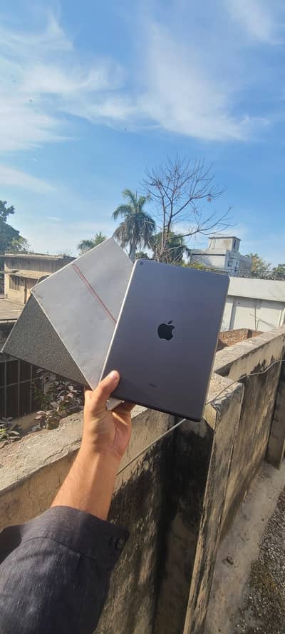 IPAD 8 Gen_with box and charger_all ok no issue_ios26_