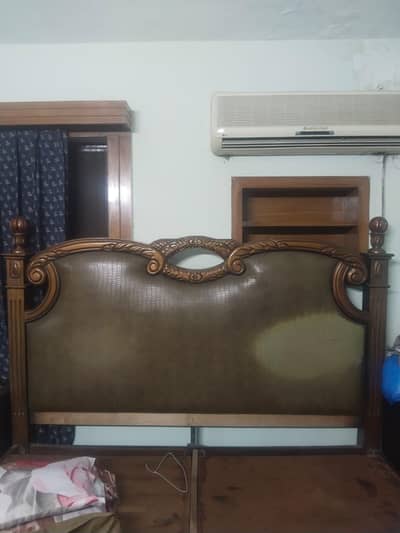 King bed with two side tables