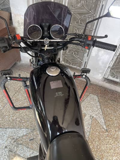 Suzuki gs fuel tang & side tapy totally original set . . fuel cook bhe