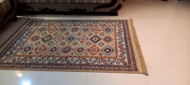 An excellent condition of 5 seater sofa set with center carpet.