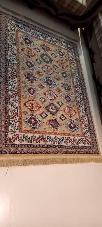 An excellent condition of 5 and 7 seater sofa set with center carpet.