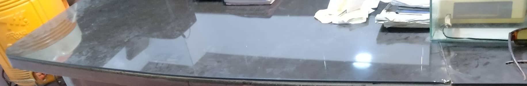 office table Ka shisha Hain jes KO chaiye rabta Karen