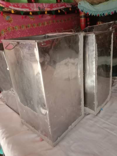 8 عدد دودھ اور ائس کریم کے لیے ڈبے فریش کنڈیشن میں ہے