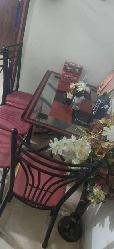dinning table 4 chair good condition me hy
