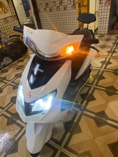Metro Thrill Electric White Bike – Excellent Condition – 1 Year Used