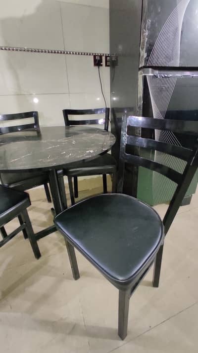 round iron table, 4 iron chair's