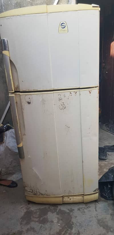 fridge for chalny men theek h drwaza thora hrab h