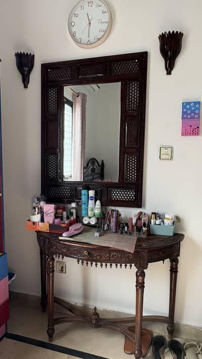 Wooden dresser (mirror and table) with 2 side vases