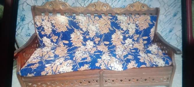 sofa set 8/10 condition reasonable price