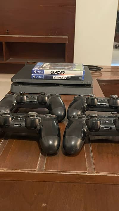 PS4 1tb 4 controllers urgent