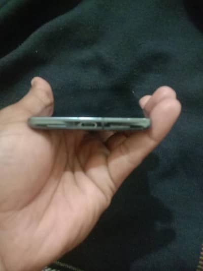 Google pixel 7 pro 8.128 Gp just front camera blur hai Baki ek dot hai