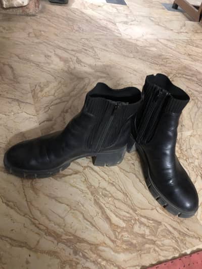 Boots new hein bilkul mint condition hai.