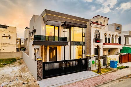 10 Marla Most Beautiful Designer House Available for Sale in Bahria Orchard Phase1 Central Block Main Boulevard