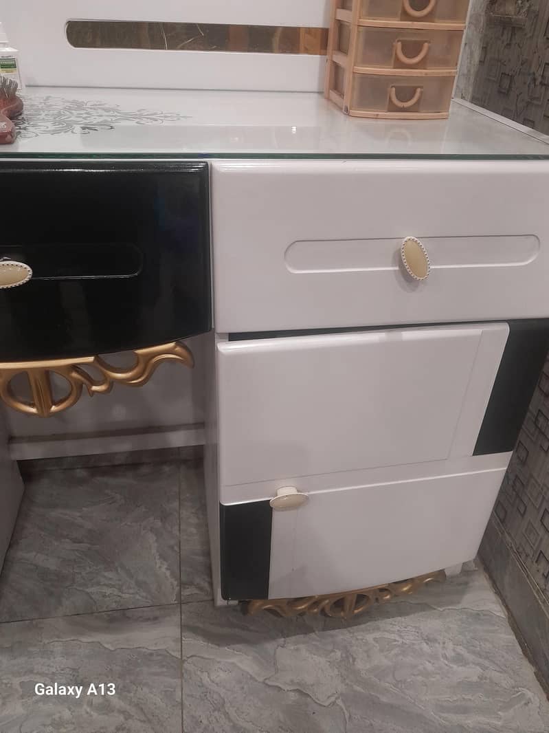 solid stylish beads type bed ,deco paint 1