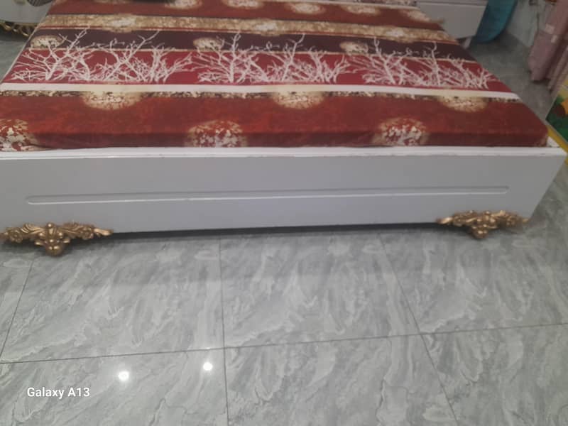 solid stylish beads type bed ,deco paint 3