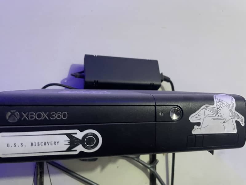 Xbox 360 E With Basic Games 0