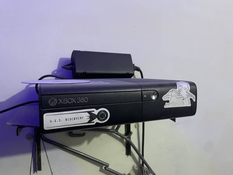 Xbox 360 E With Basic Games 4