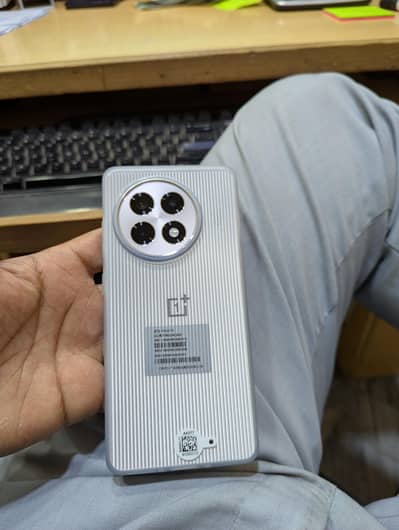 Oneplus ace5 5/13r 12/256 PTA Approved