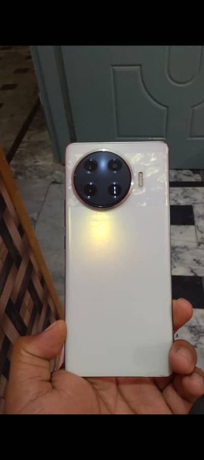 spark 20 pro plus 10/10. . box charger complete