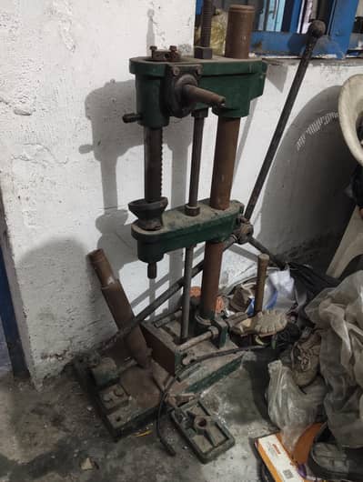 Hand molding machine